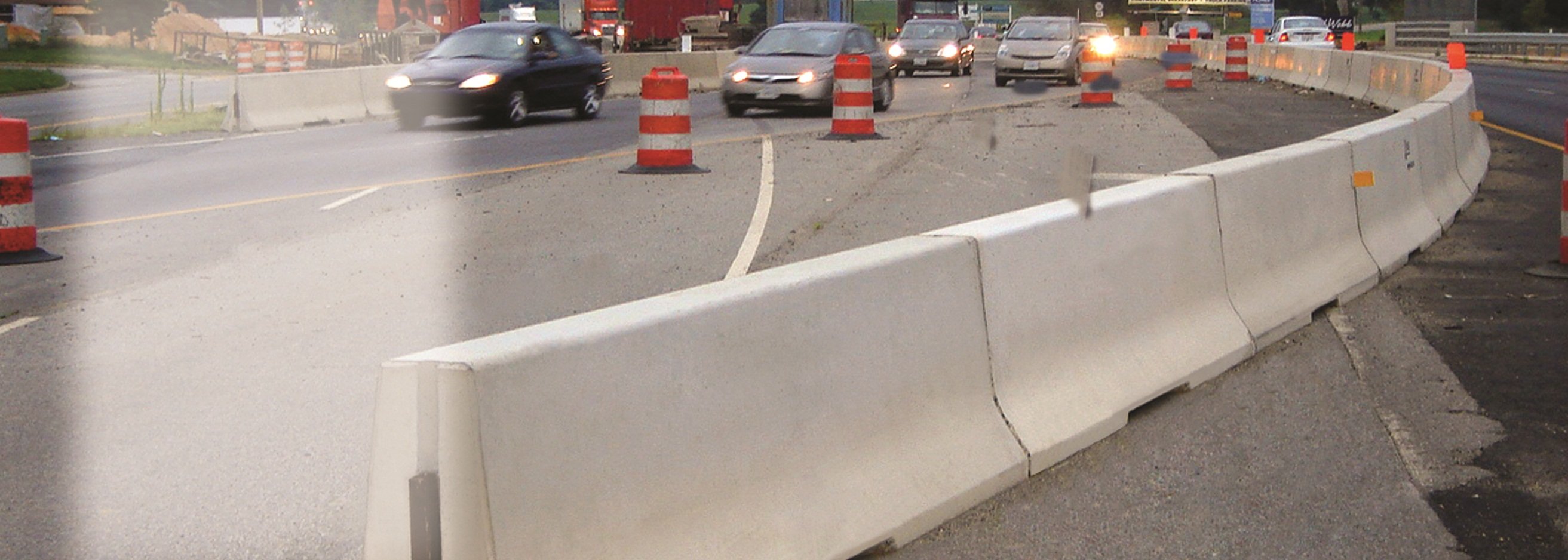 Precast Concrete JJ Hook Median Barriers Separating 4 Lane Highway
